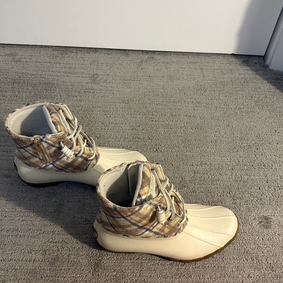Sperry Women's Plaid Cream and Tan Boots - Picture 4 of 6
